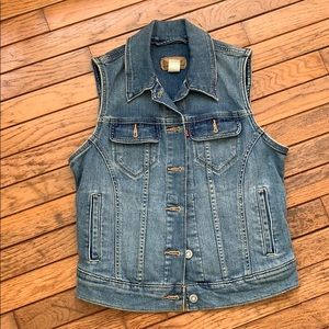 Levi sleeveless jean jacket Size Medium.